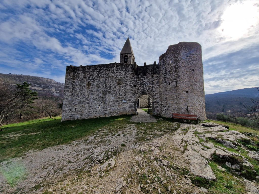 Cerkev Svete Trojice v Hrastovljah