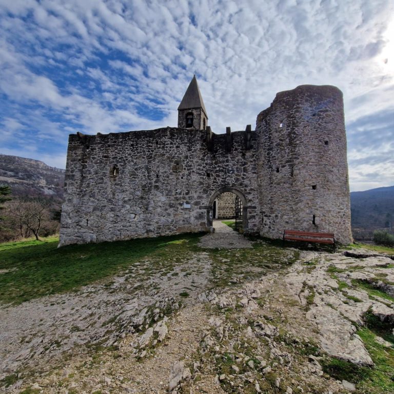 Cerkev Svete Trojice v Hrastovljah