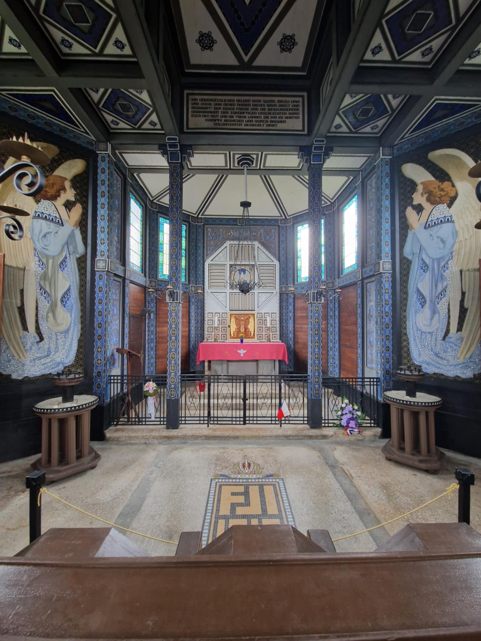 Cerkev sv. Duha na Javorci - oltar in poslikava