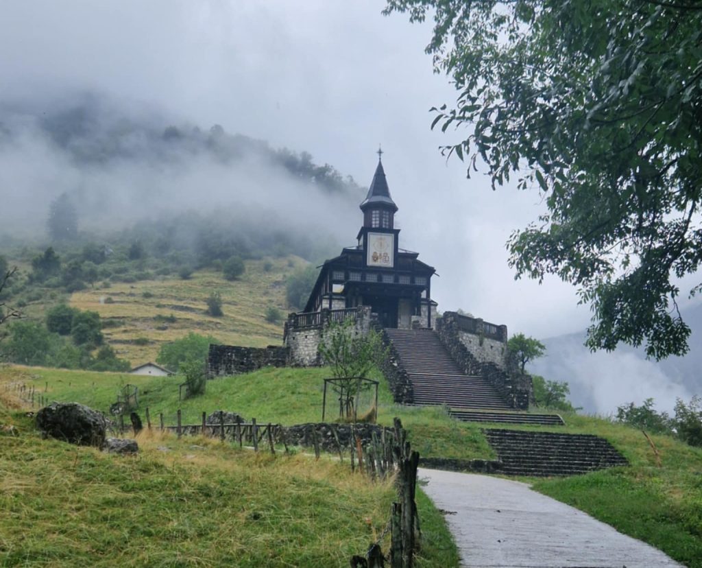 Cerkev sv. Duha na Javorci - zunaj